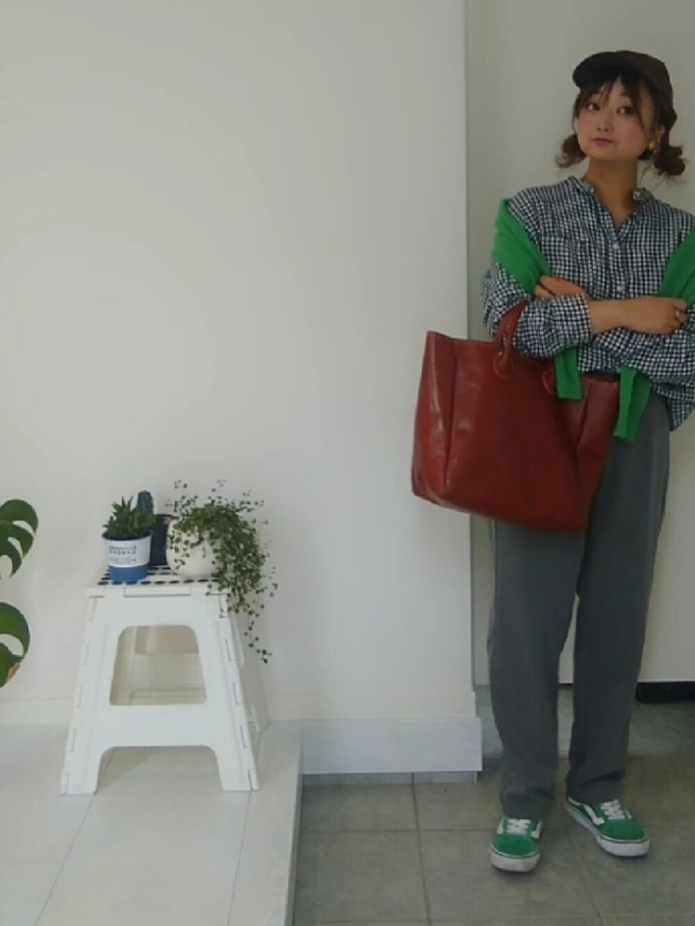 ブラック系のシャツ/ブラウス、ブラウン系のトートバッグ、グリーン系のスニーカーを着用したレディースの夏コーディネートの2枚目の写真