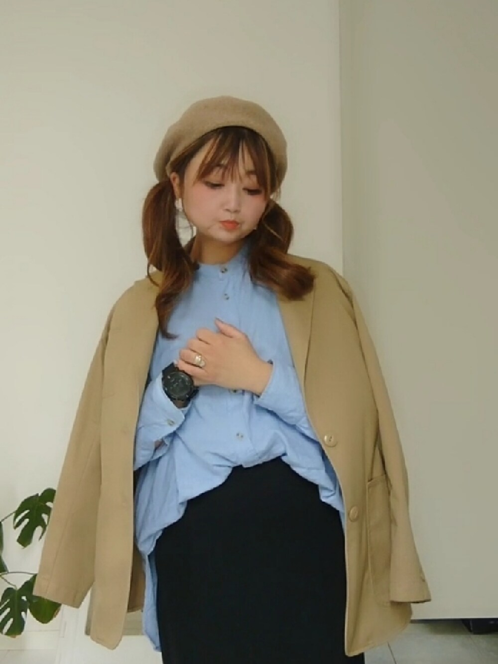 ブルー系のシャツ/ブラウス、ベージュ系のテーラードジャケットを着用したレディースの春コーディネートの5枚目の写真