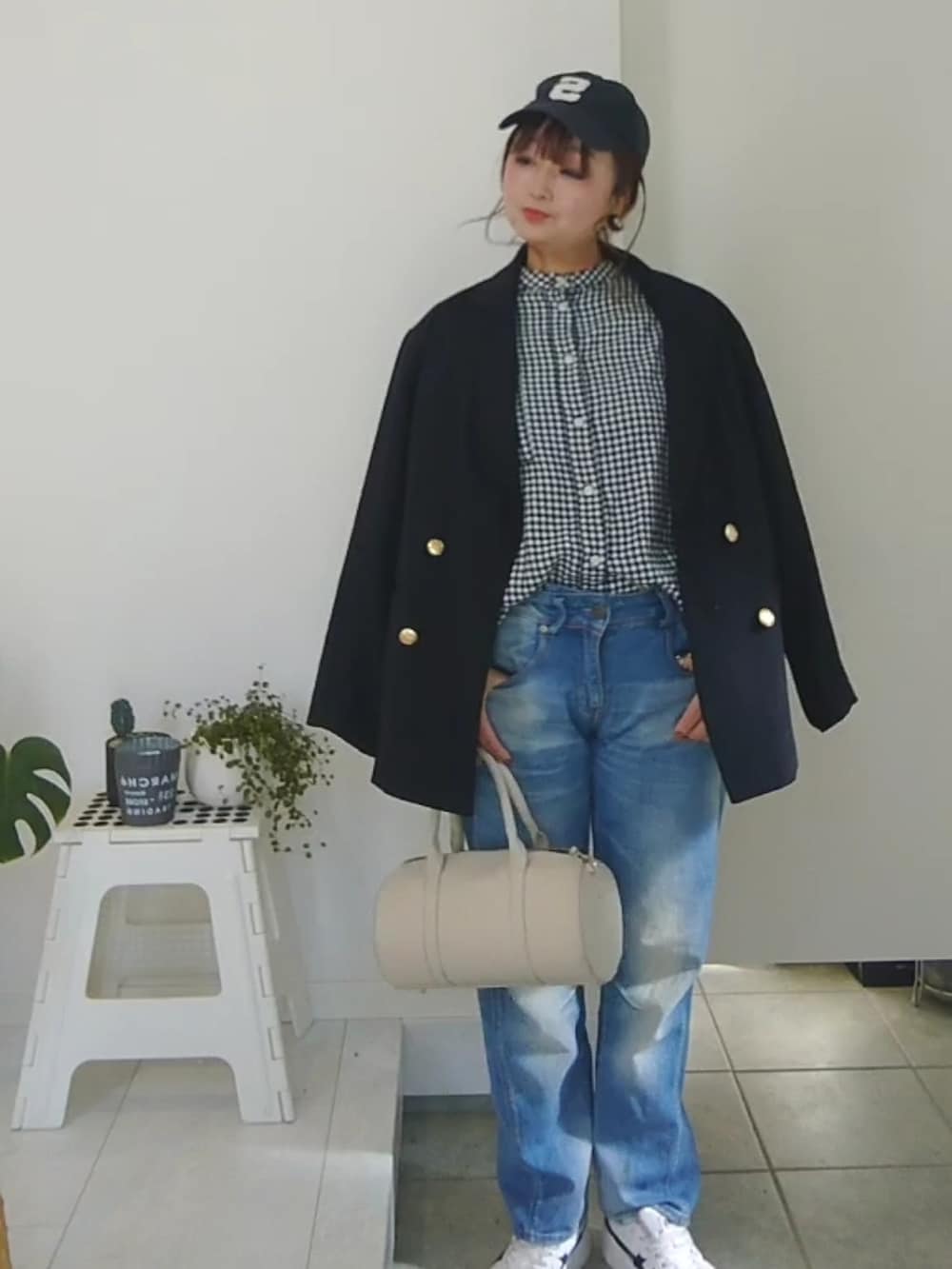 ブルー系のテーラードジャケット、ブラック系のシャツ/ブラウス、ブルー系のキャップを着用したレディースの冬コーディネートの3枚目の写真