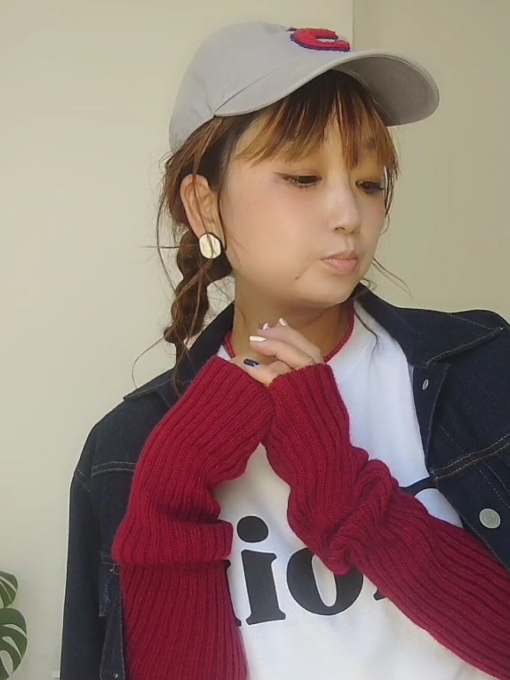 ホワイト系のTシャツ/カットソー、レッド系のスニーカーを着用したレディースの秋コーディネートの3枚目の写真