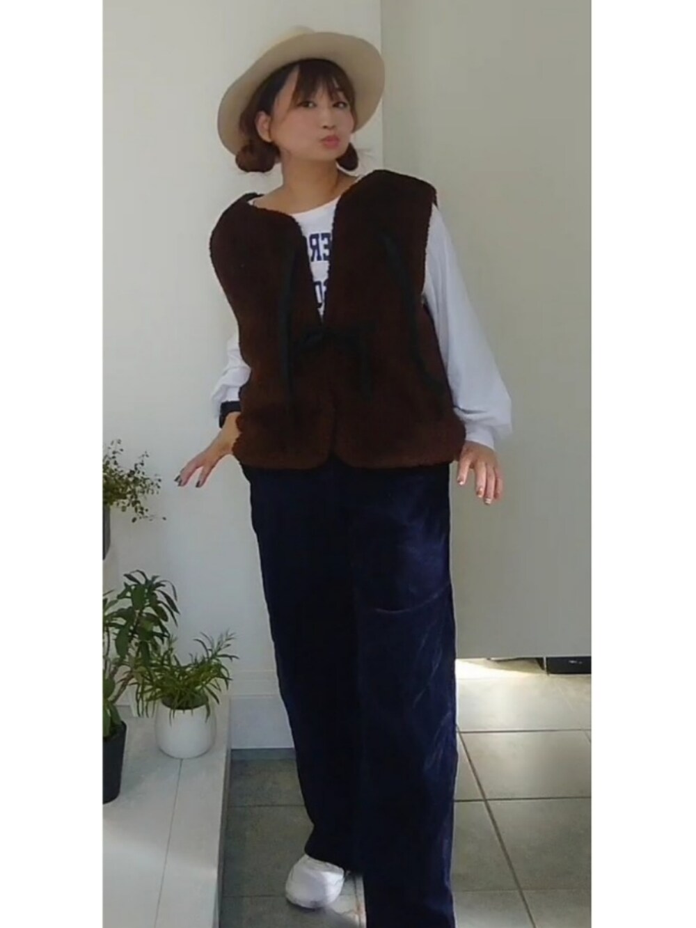 ホワイト系のTシャツ/カットソー、ブラウン系のベストを着用したレディースの秋コーディネートの2枚目の写真