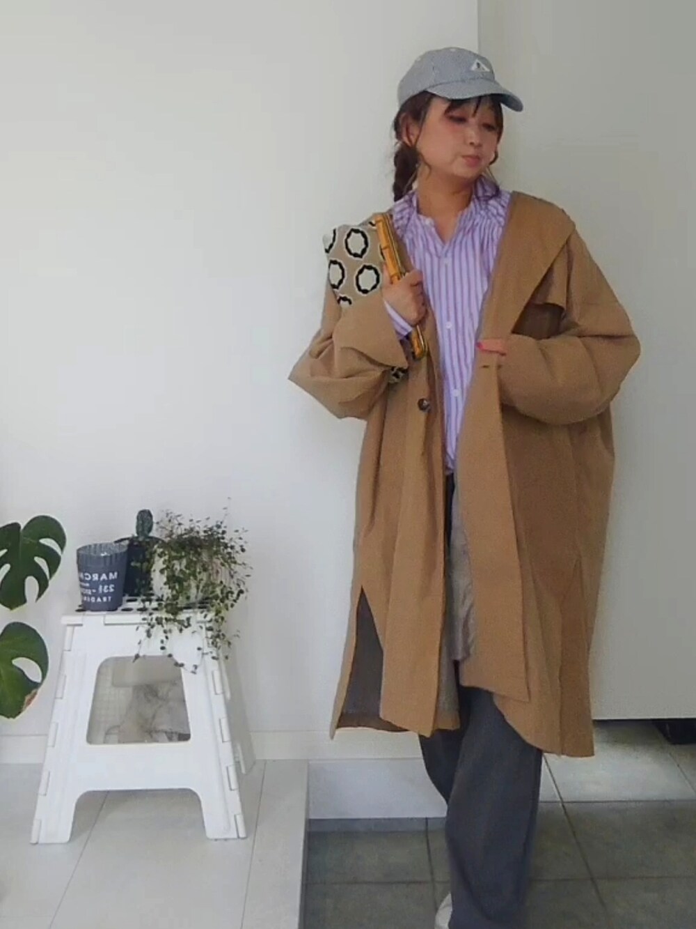 パープル系のシャツ/ブラウス、ブラック系のキャップを着用したレディースの春コーディネートの5枚目の写真