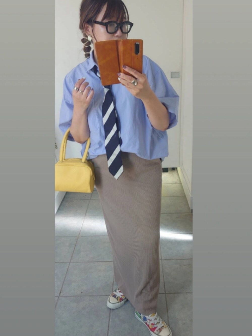 その他のシューズ、レッド系のキャップを着用したレディースの秋コーディネートの2枚目の写真