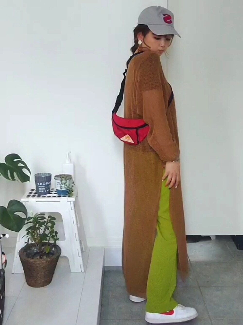 ブラウン系のワンピース、グリーン系のその他パンツ、レッド系のボディバッグ/ウエストポーチを着用したレディースの夏コーディネートの2枚目の写真