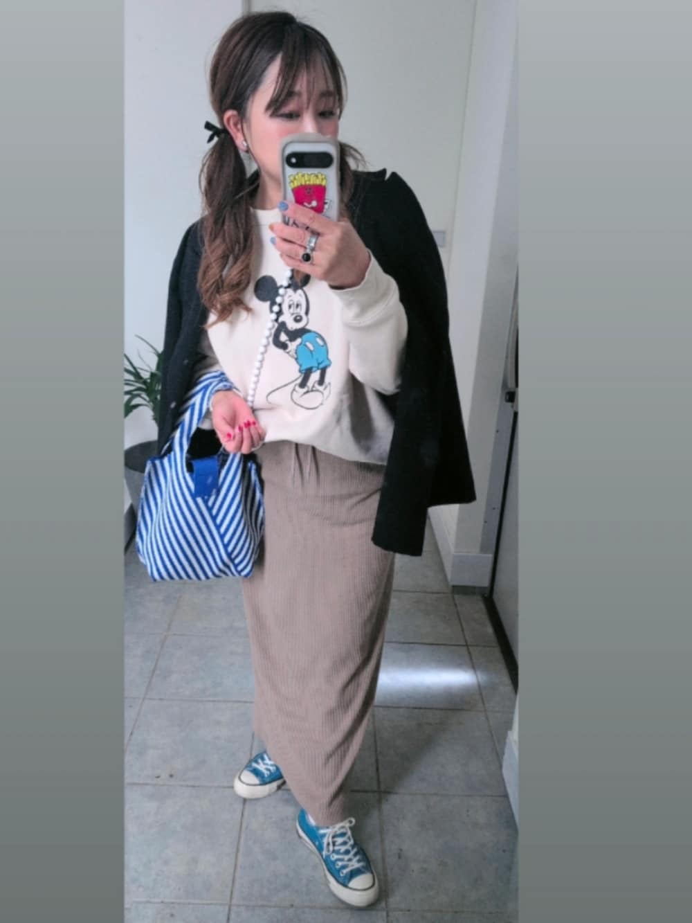 ベージュ系のスウェット、ブルー系のテーラードジャケットを着用したレディースの春コーディネートの2枚目の写真