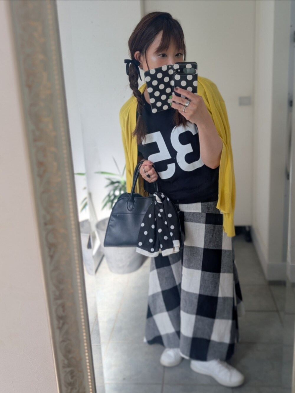 ブラック系のTシャツ/カットソーを着用したレディースの夏コーディネートの2枚目の写真