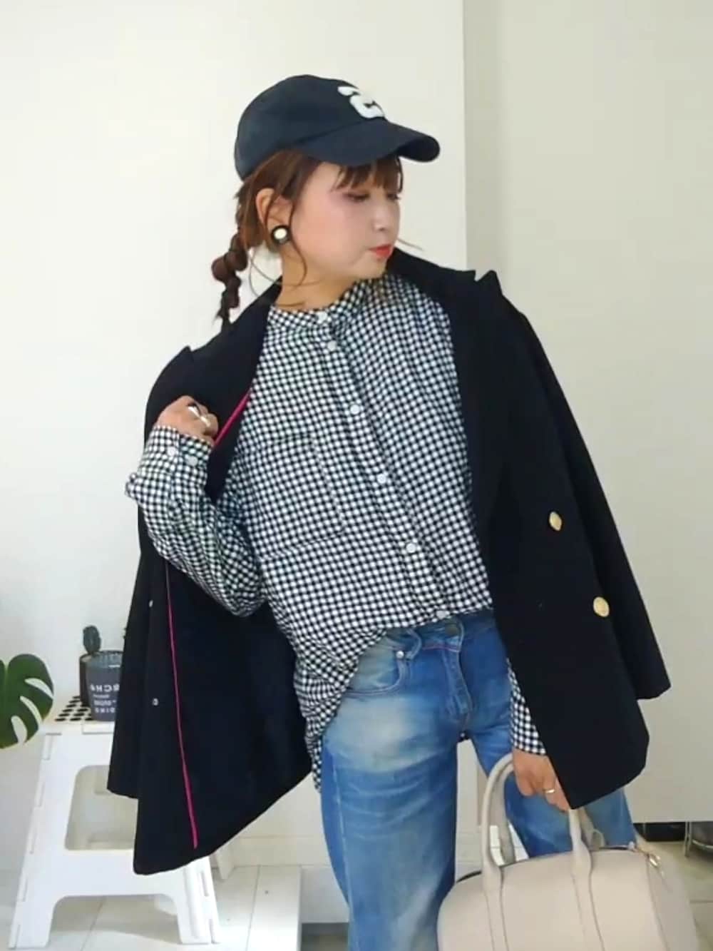 ブルー系のテーラードジャケット、ブラック系のシャツ/ブラウス、ブルー系のキャップを着用したレディースの冬コーディネートの2枚目の写真
