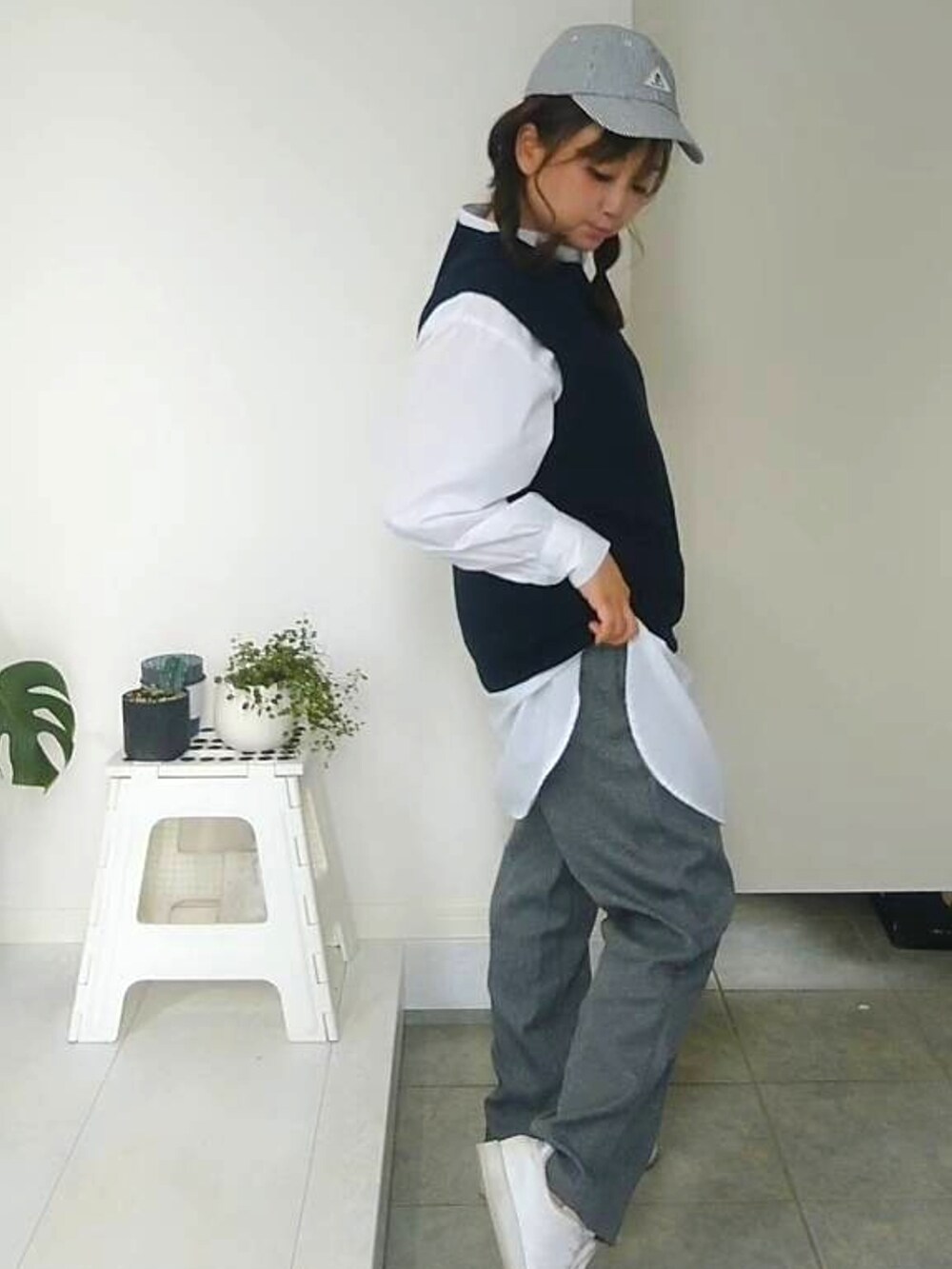 グレー系のその他パンツ、ブラック系のキャップを着用したレディースの秋コーディネートの2枚目の写真