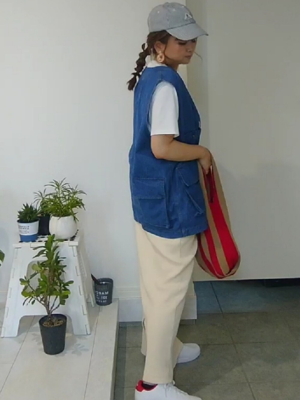 その他のTシャツ/カットソー、ブルー系のベスト、ホワイト系のスカートを着用したレディースの夏コーディネートの2枚目の写真