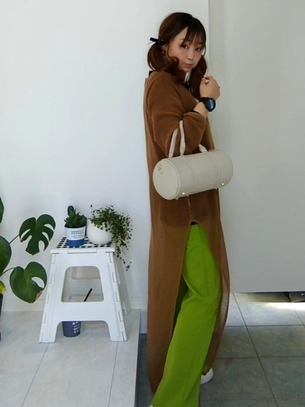 ブラウン系のワンピース、グリーン系のその他パンツを着用したレディースの春コーディネートの4枚目の写真