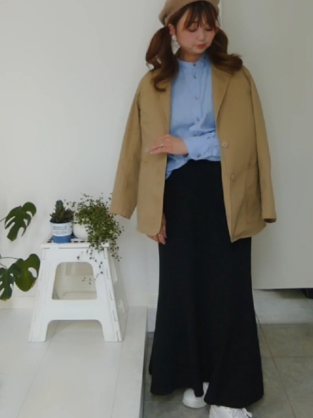 ブルー系のシャツ/ブラウス、ベージュ系のテーラードジャケットを着用したレディースの春コーディネートの2枚目の写真