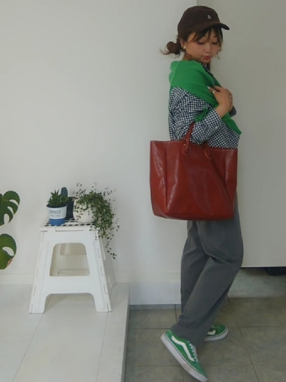 ブラック系のシャツ/ブラウス、ブラウン系のトートバッグ、グリーン系のスニーカーを着用したレディースの夏コーディネートの4枚目の写真