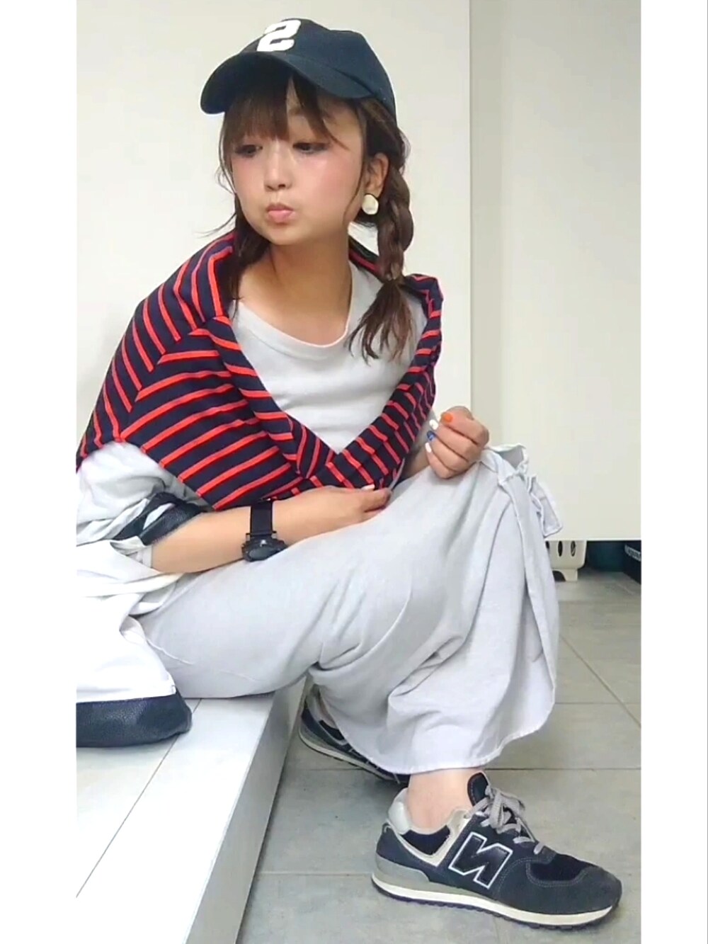 ブルー系のTシャツ/カットソー、グレー系のワンピース、ブルー系のキャップを着用したレディースの夏コーディネートの2枚目の写真