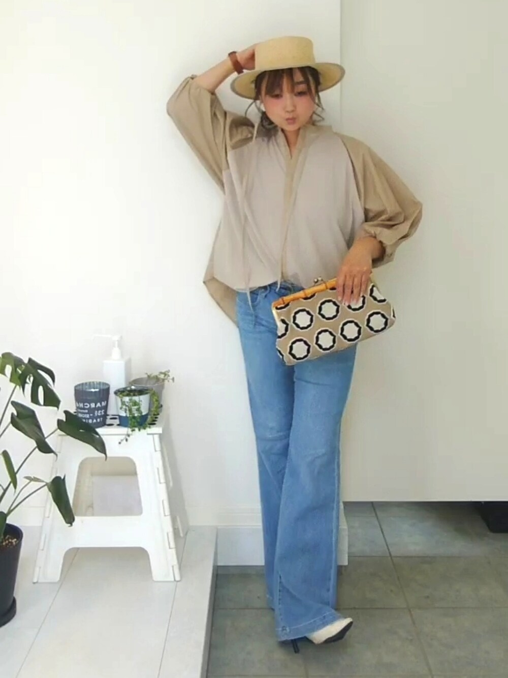 ベージュ系のシャツ/ブラウス、ブルー系のデニムパンツを着用したレディースの夏コーディネートの2枚目の写真