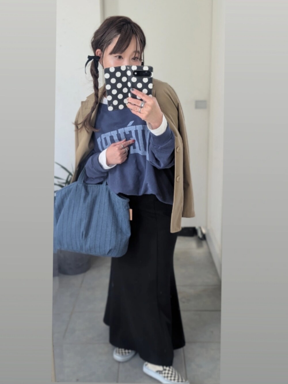 ブルー系のスウェットを着用したレディースの冬コーディネートの2枚目の写真