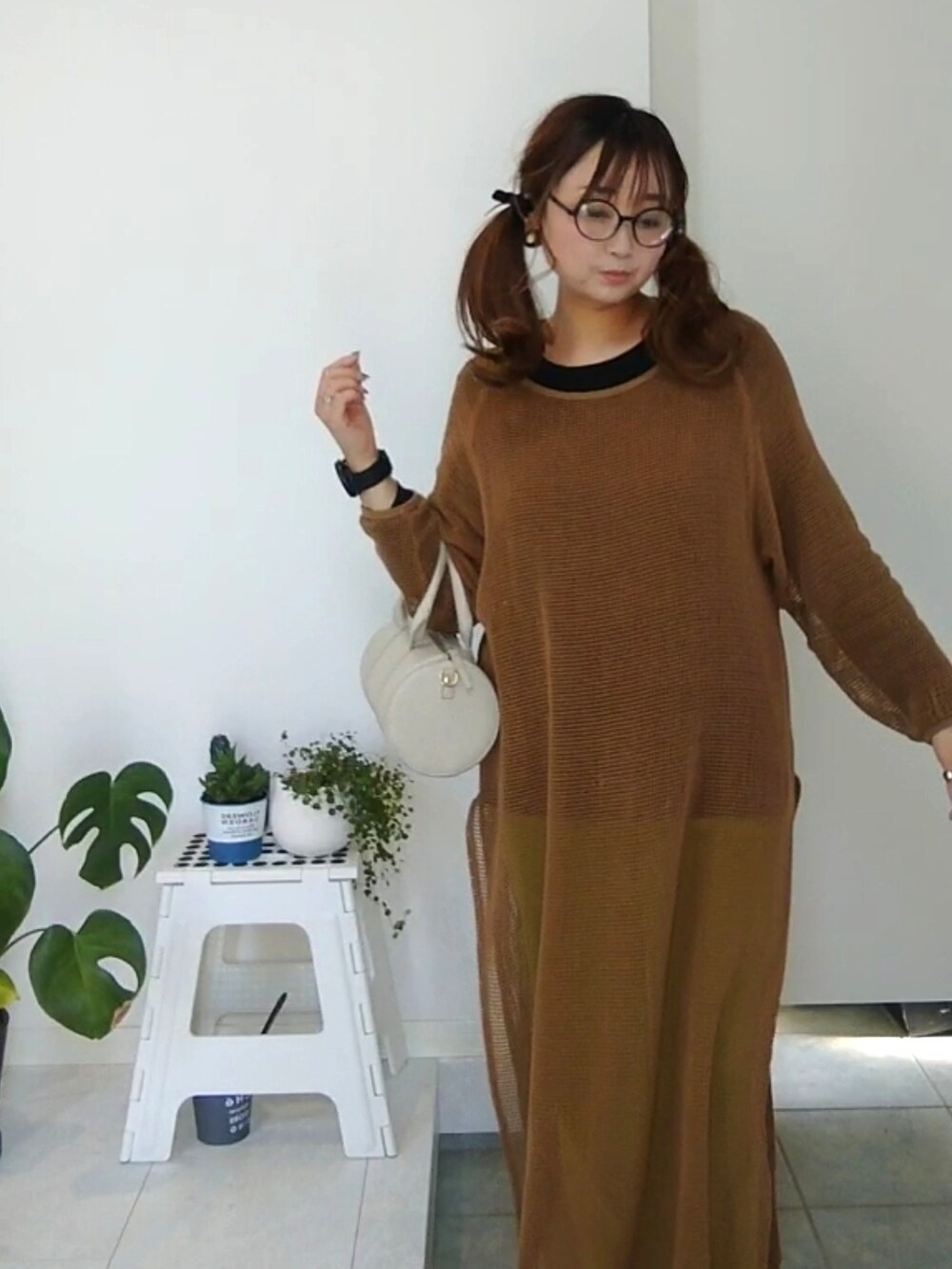 ブラウン系のワンピース、グリーン系のその他パンツを着用したレディースの春コーディネートの2枚目の写真