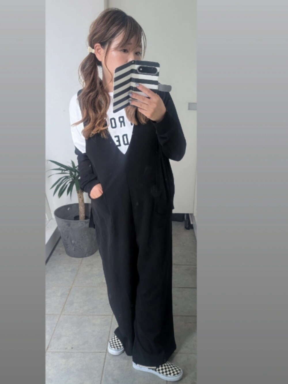 ホワイト系のTシャツ/カットソーを着用したレディースの夏コーディネートの2枚目の写真