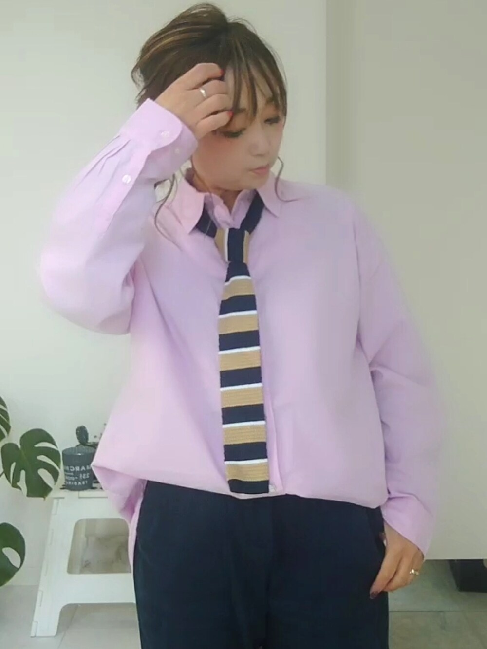 ブルー系のその他パンツ、ピンク系のシャツ/ブラウスを着用したレディースの冬コーディネートの3枚目の写真
