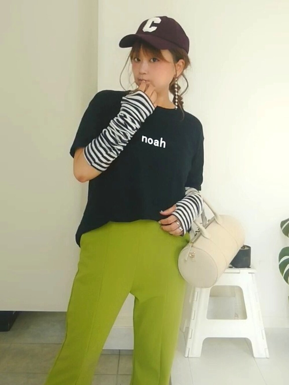 ブルー系のTシャツ/カットソー、グリーン系のその他パンツ、ホワイト系のショルダーバッグを着用したレディースの秋コーディネートの4枚目の写真