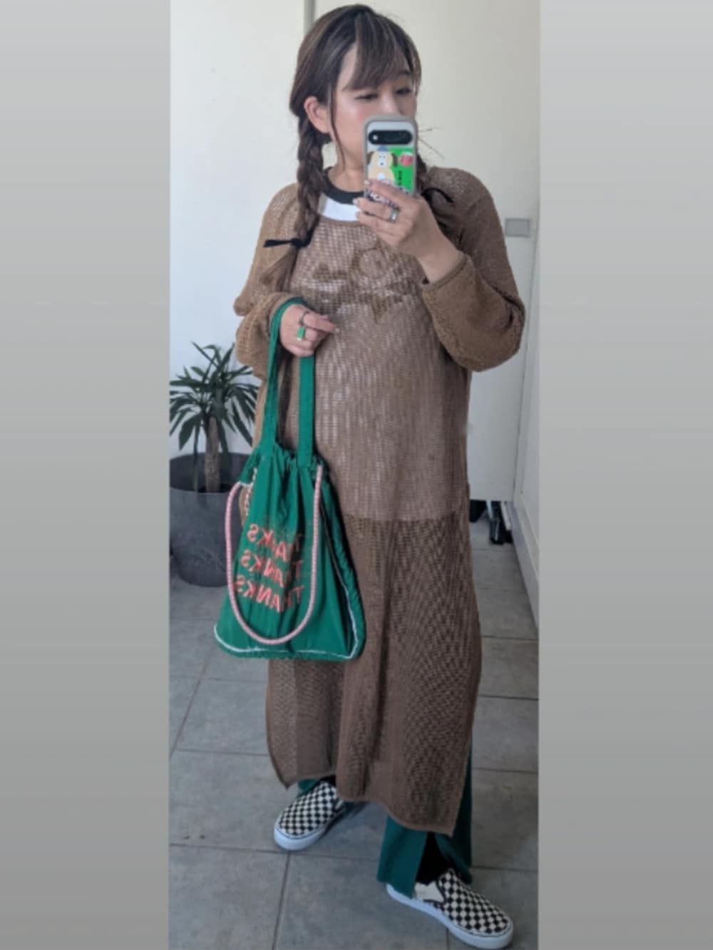 ホワイト系のTシャツ/カットソー、ブラウン系のワンピースを着用したレディースの春コーディネートの2枚目の写真