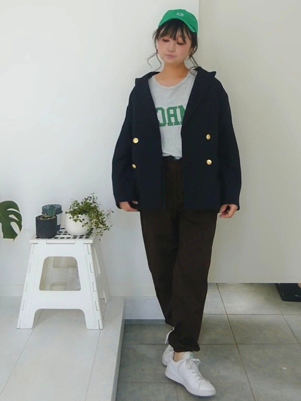 グレー系のTシャツ/カットソー、ブルー系のテーラードジャケット、ブラウン系のその他パンツを着用したレディースの秋コーディネートの3枚目の写真