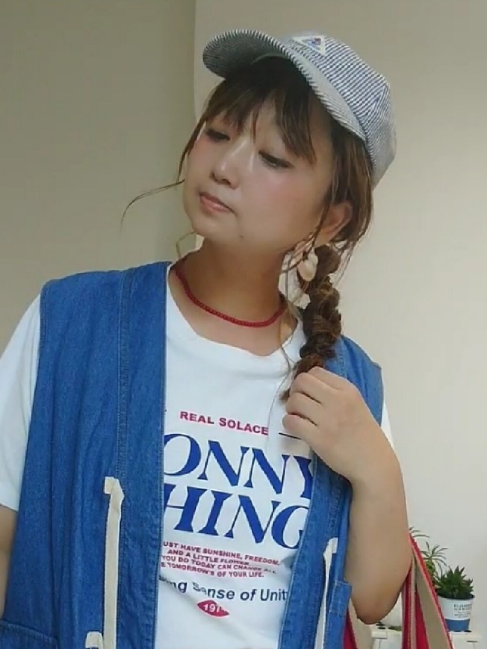 その他のTシャツ/カットソー、ブルー系のベスト、ホワイト系のスカートを着用したレディースの夏コーディネートの3枚目の写真