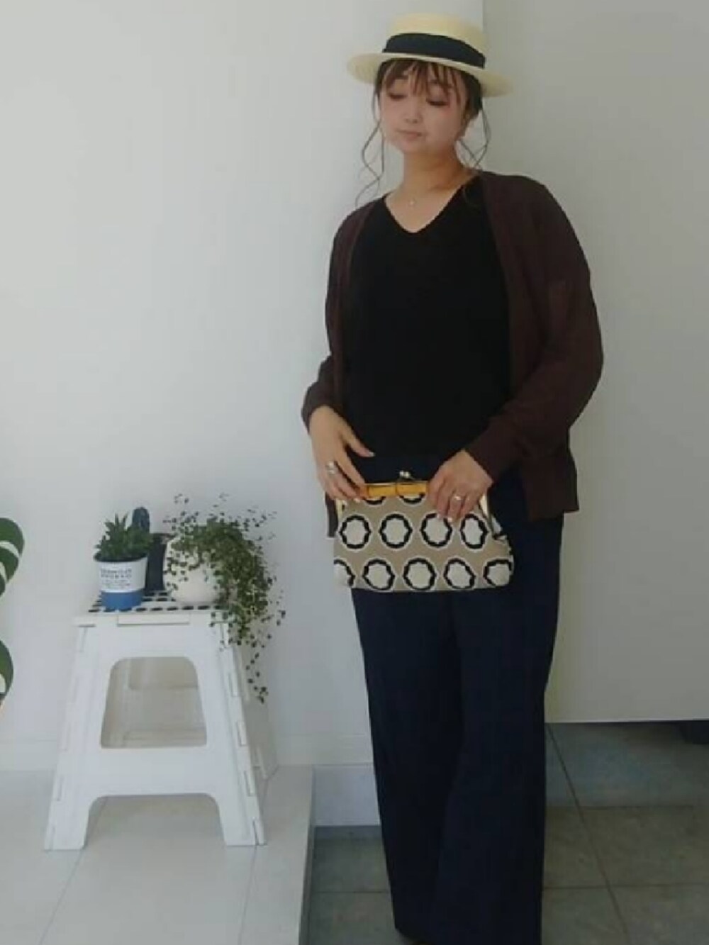 ベージュ系のクラッチバッグ、ベージュ系のハットを着用したレディースの夏コーディネートの2枚目の写真