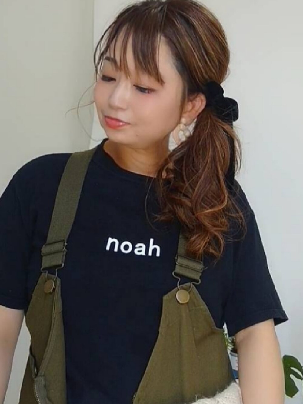 グリーン系のベスト、ブルー系のTシャツ/カットソー、ホワイト系のスカートを着用したレディースの秋コーディネートの4枚目の写真