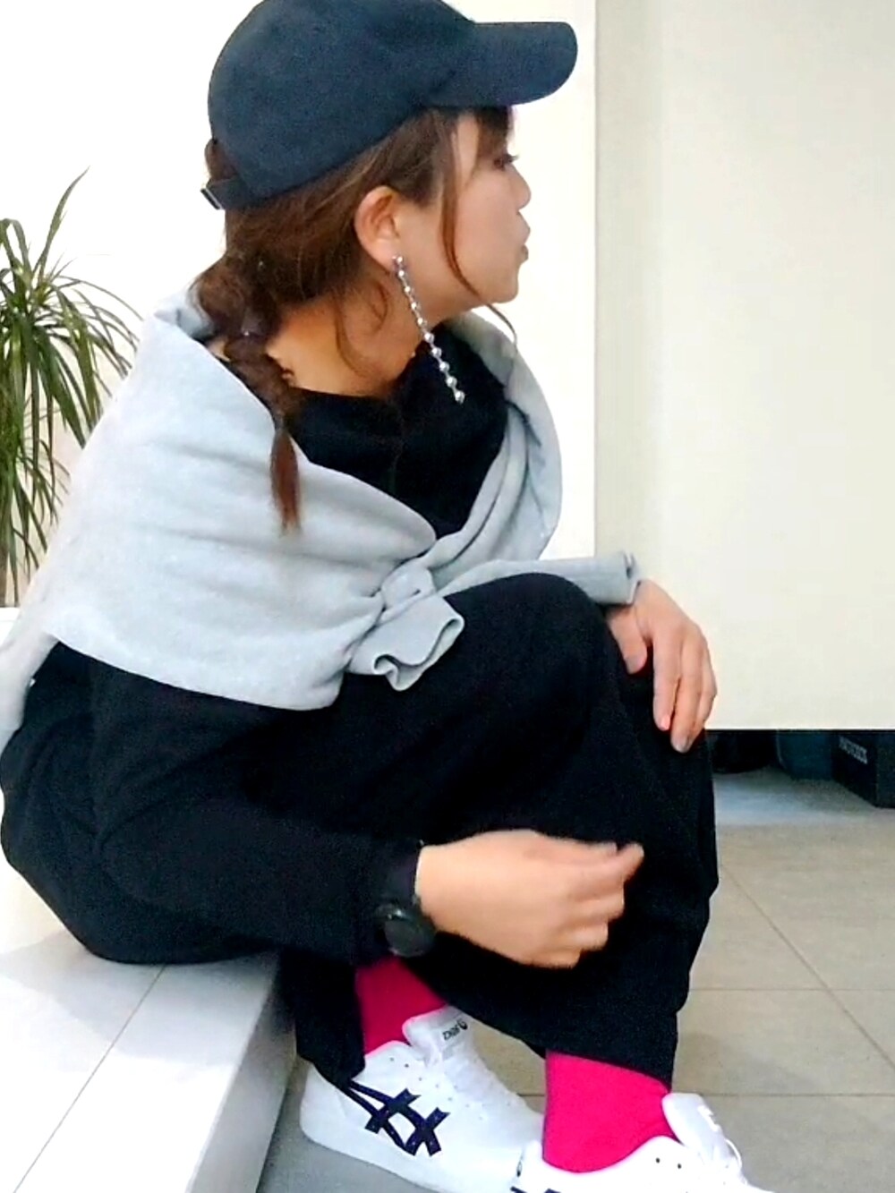 ホワイト系のスニーカー、ブラック系のワンピース、ピンク系のソックス/靴下を着用したレディースの春コーディネートの4枚目の写真