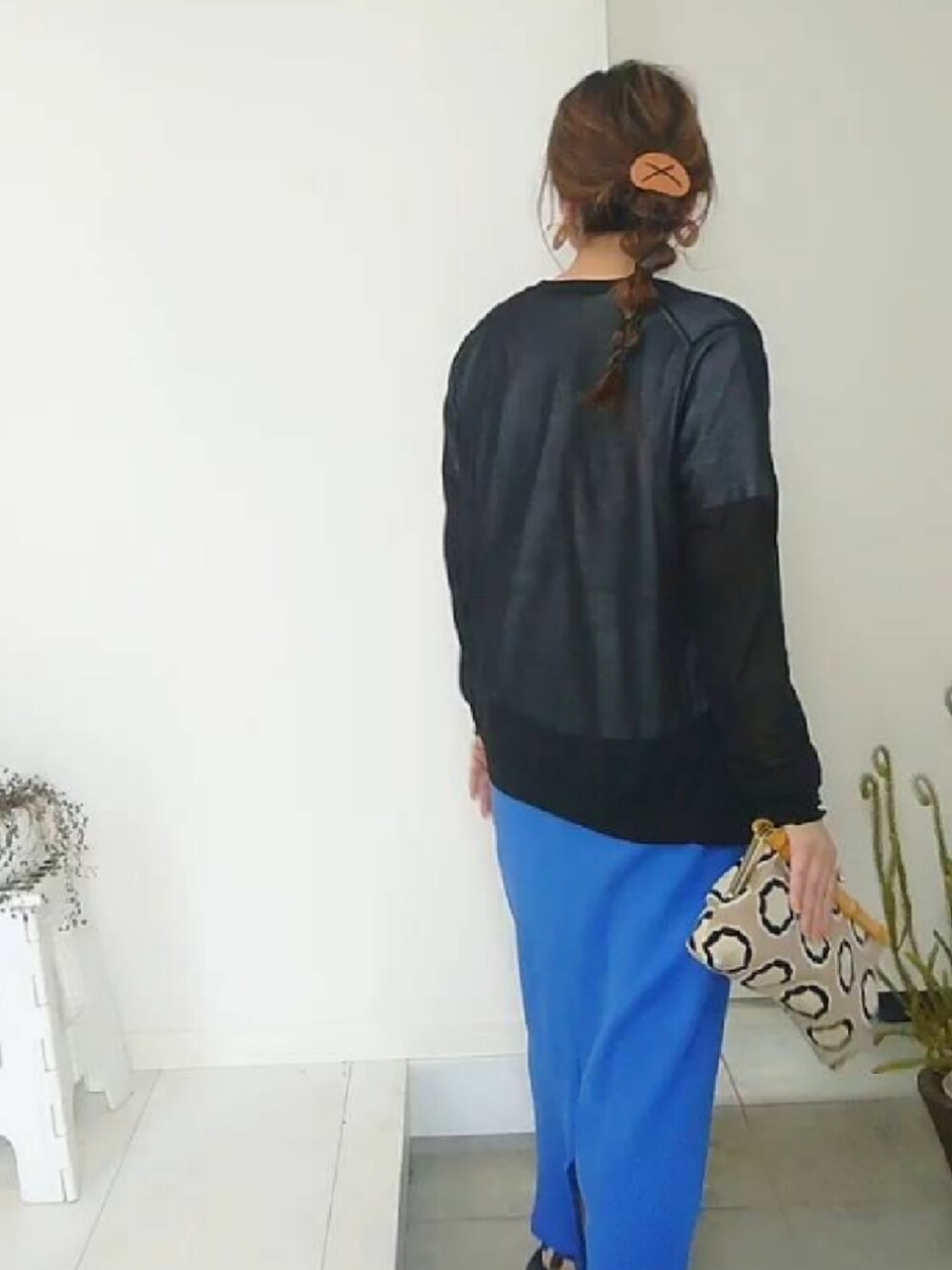 ホワイト系のTシャツ/カットソー、ブルー系のスカートを着用したレディースの夏コーディネートの3枚目の写真