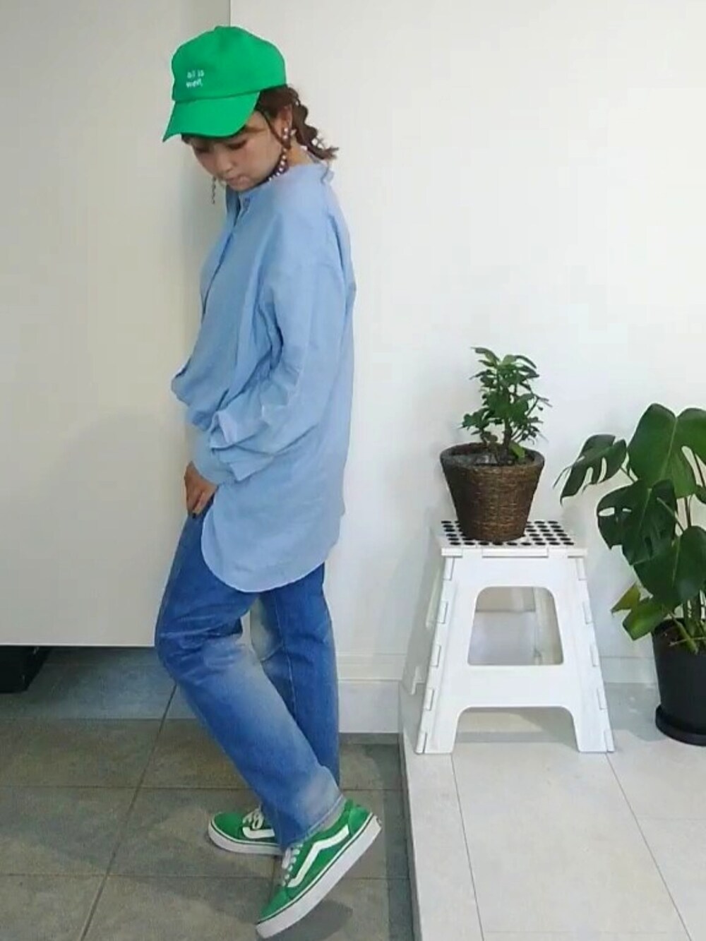 グリーン系のスニーカー、ブルー系のシャツ/ブラウス、グリーン系のキャップを着用したレディースの秋コーディネートの2枚目の写真