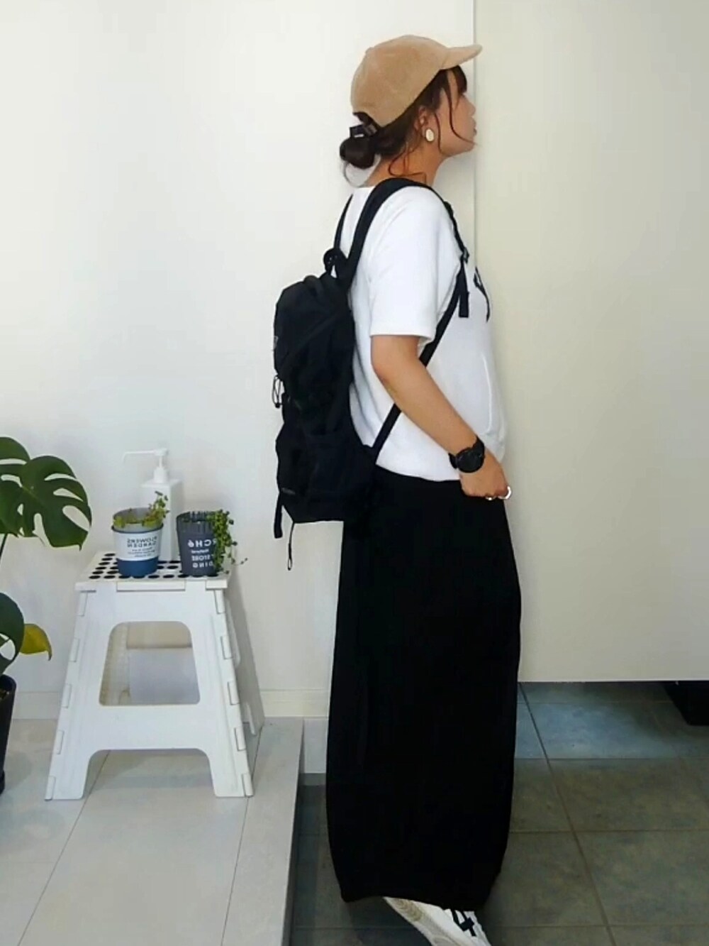 ホワイト系のスウェット、ブラック系のスカートを着用したレディースの春コーディネートの2枚目の写真