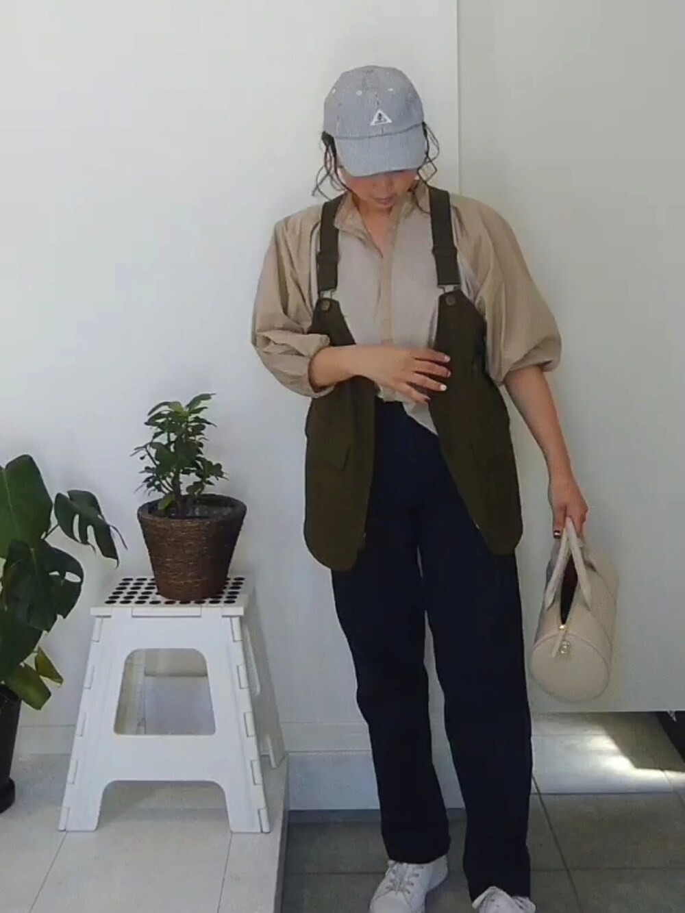 ベージュ系のシャツ/ブラウス、グリーン系のベスト、ブルー系のその他パンツを着用したレディースの秋コーディネートの5枚目の写真