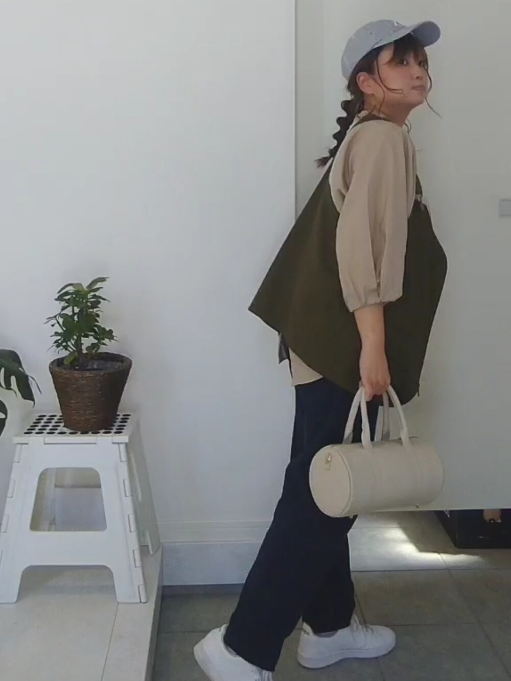 ベージュ系のシャツ/ブラウス、グリーン系のベスト、ブルー系のその他パンツを着用したレディースの秋コーディネートの4枚目の写真