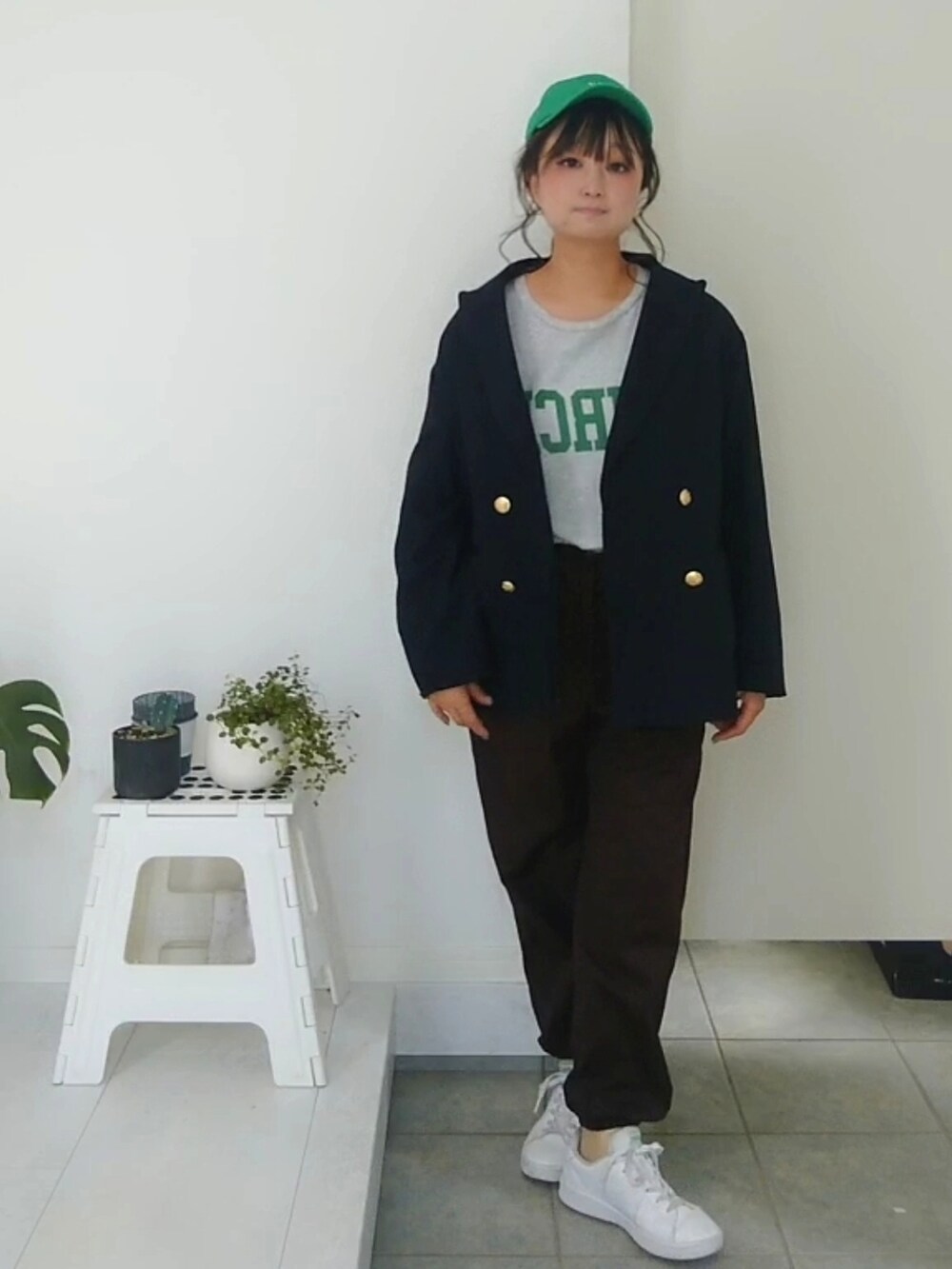 グレー系のTシャツ/カットソー、ブルー系のテーラードジャケット、ブラウン系のその他パンツを着用したレディースの秋コーディネートの5枚目の写真