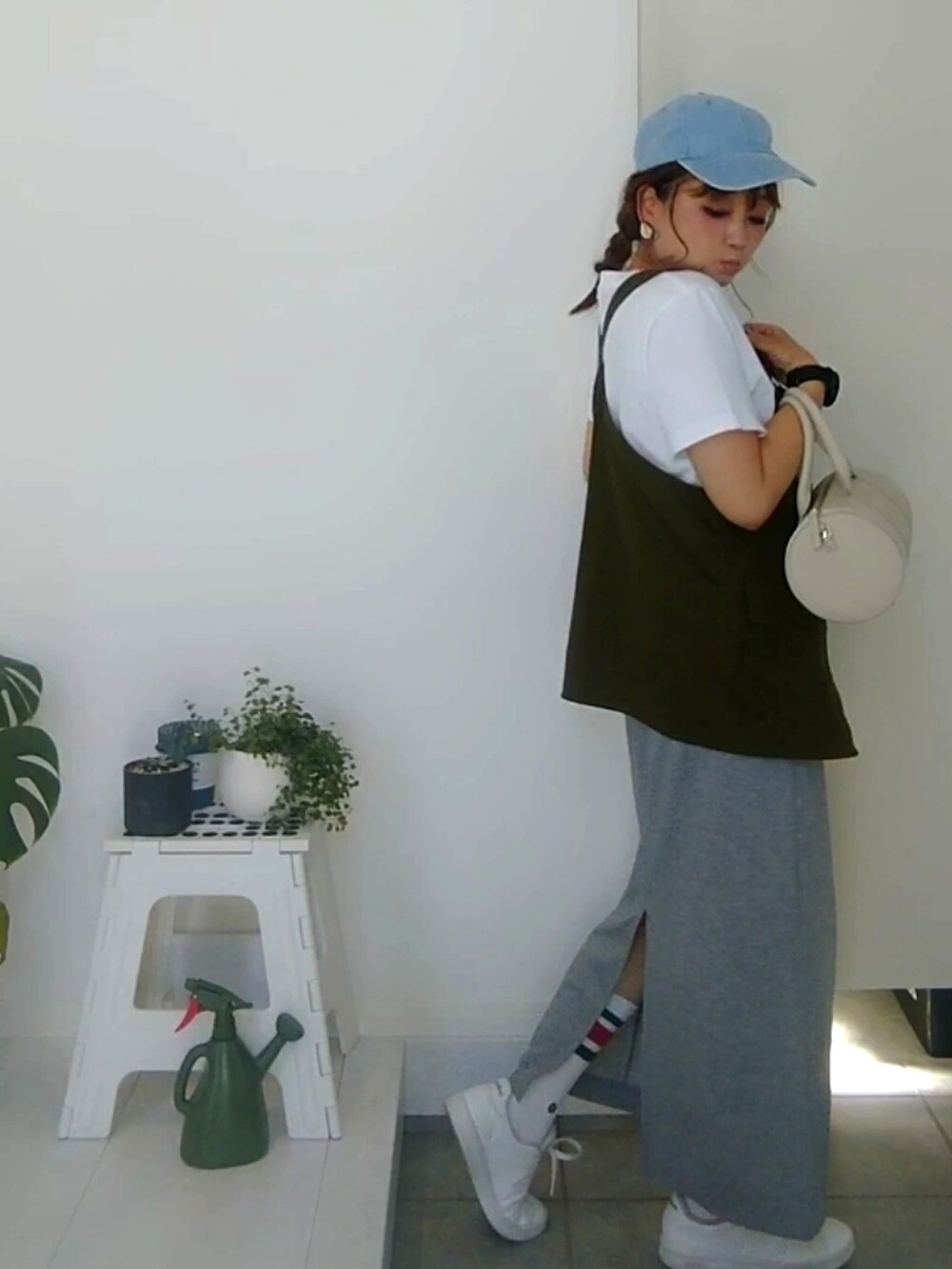 ホワイト系のTシャツ/カットソー、グリーン系のベスト、ブルー系のキャップを着用したレディースの秋コーディネートの2枚目の写真