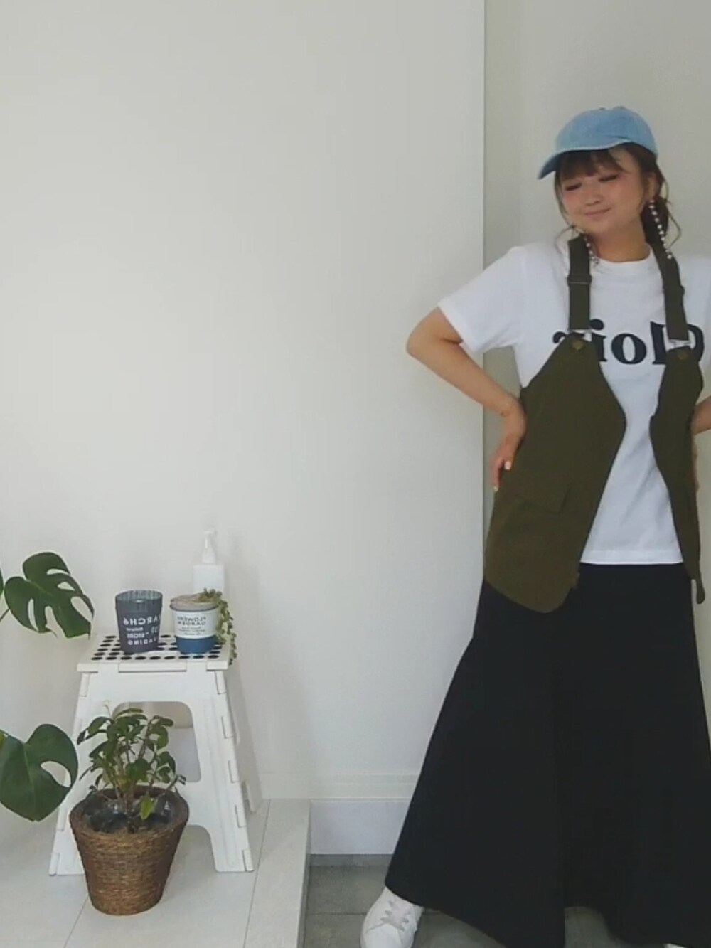 ホワイト系のTシャツ/カットソー、グリーン系のベスト、ブラック系のスカートを着用したレディースの夏コーディネートの4枚目の写真