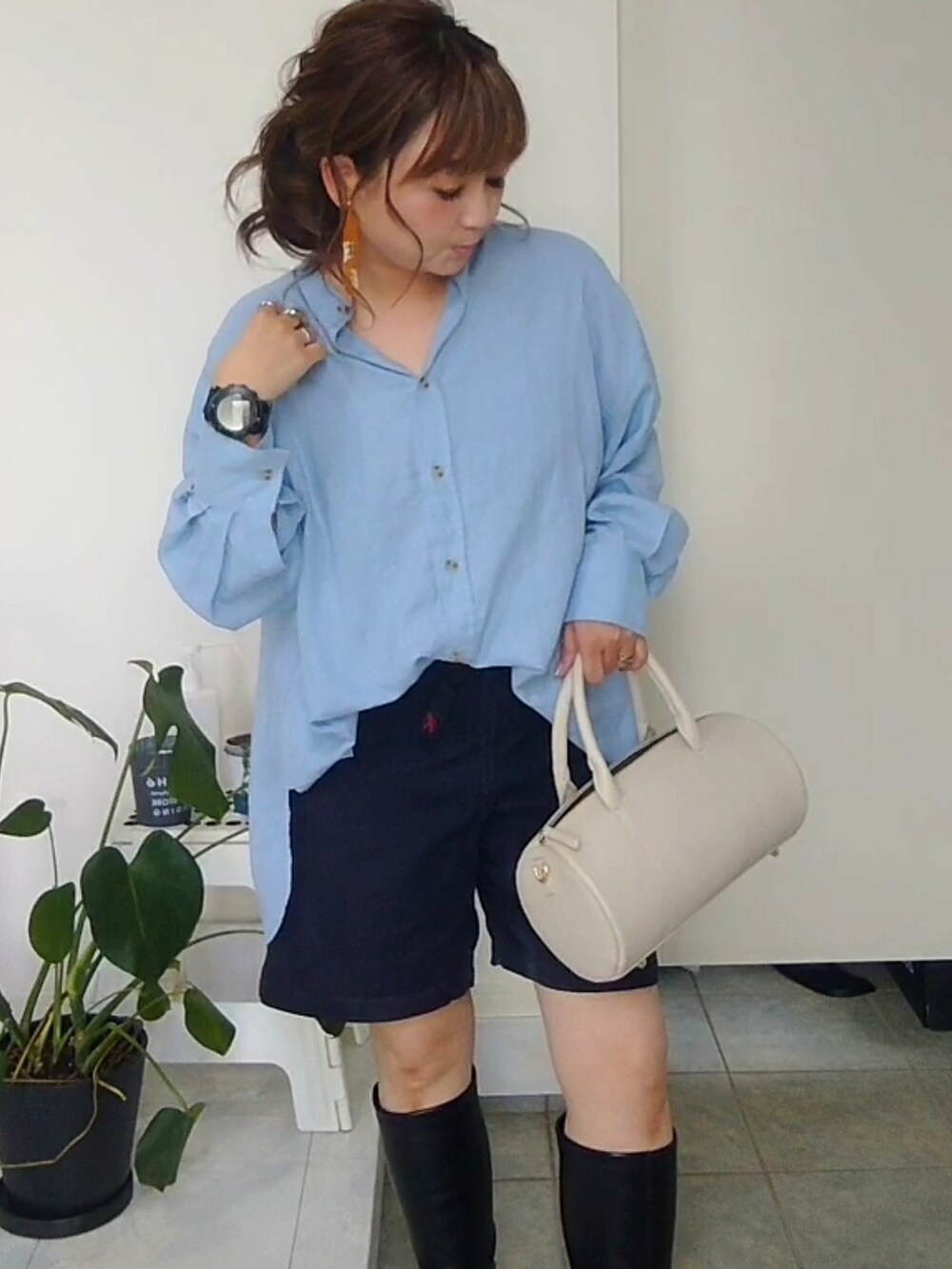 ブルー系のシャツ/ブラウス、ブラック系のその他パンツを着用したレディースの秋コーディネートの4枚目の写真