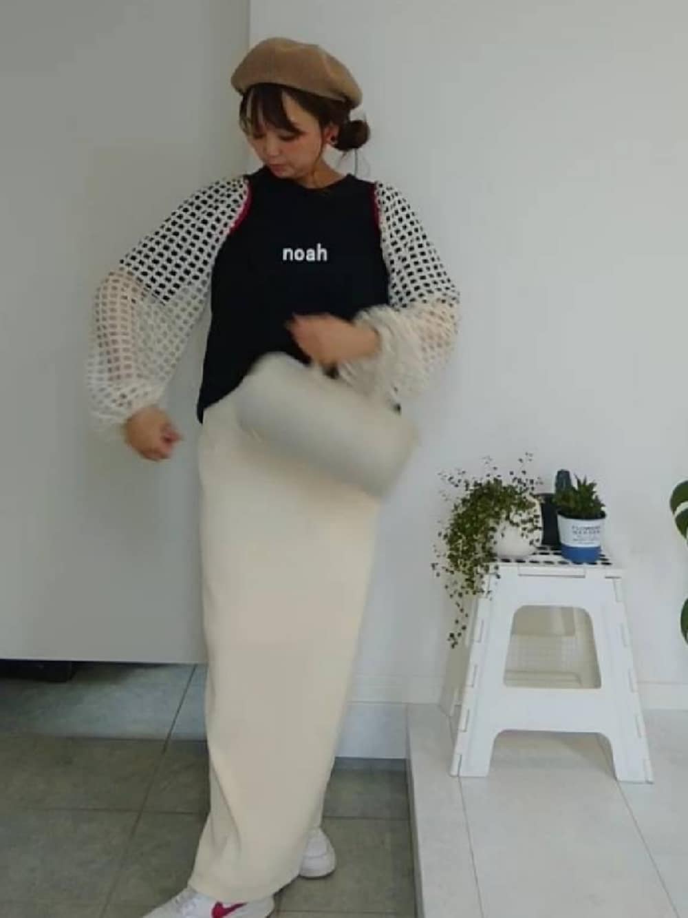 ブルー系のTシャツ/カットソー、ホワイト系のカーディガン/ボレロ、ホワイト系のショルダーバッグを着用したレディースの夏コーディネートの2枚目の写真