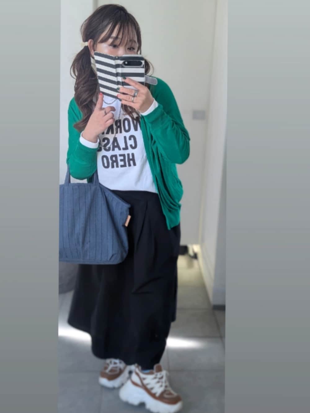 ホワイト系のTシャツ/カットソー、ベージュ系のスニーカーを着用したレディースの冬コーディネートの2枚目の写真