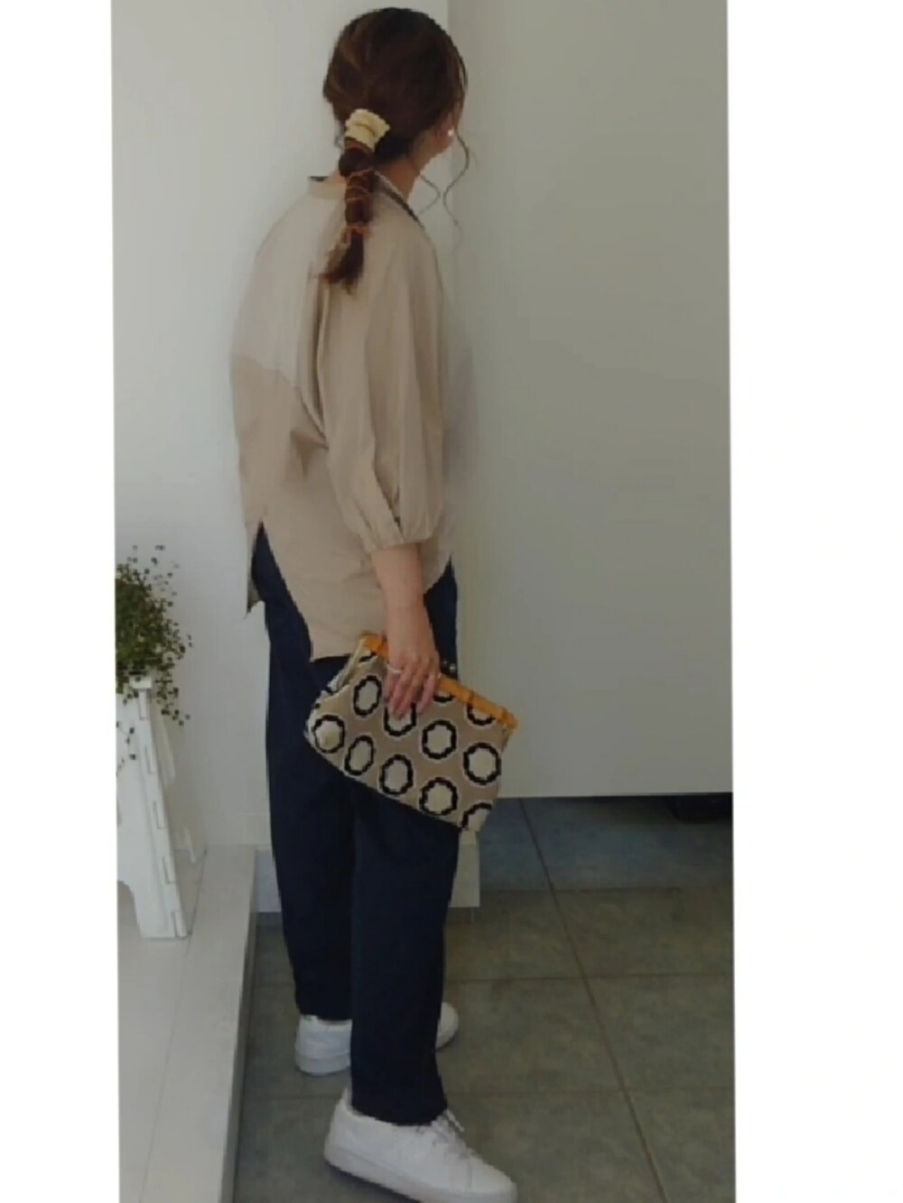 ベージュ系のシャツ/ブラウス、ベージュ系のクラッチバッグ、ブルー系のその他パンツを着用したレディースの春コーディネートの2枚目の写真