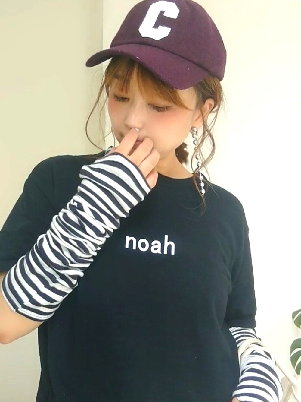 ブルー系のTシャツ/カットソー、グリーン系のその他パンツ、ホワイト系のショルダーバッグを着用したレディースの秋コーディネートの5枚目の写真