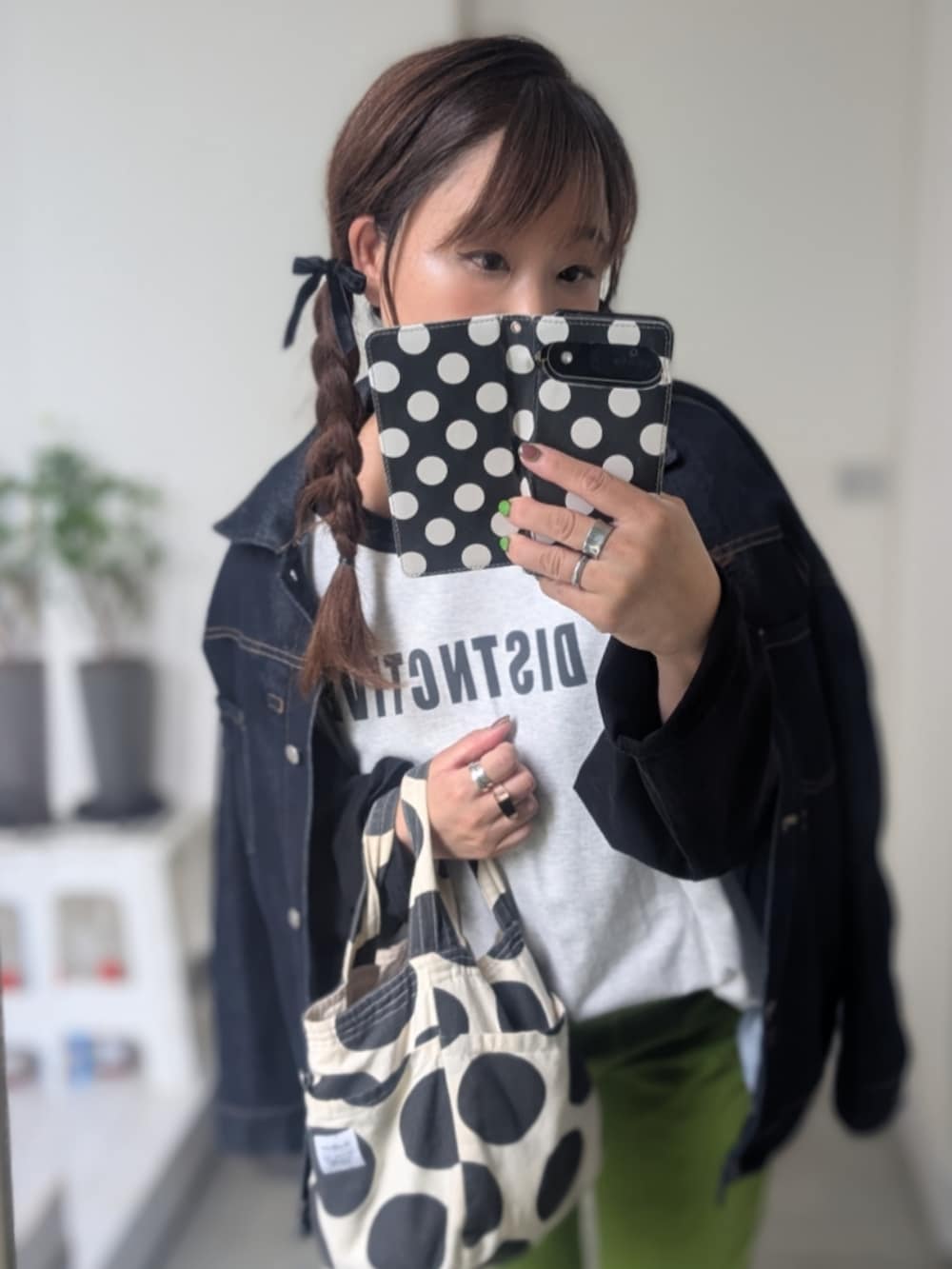 ブラック系のTシャツ/カットソーを着用したレディースの夏コーディネートの2枚目の写真