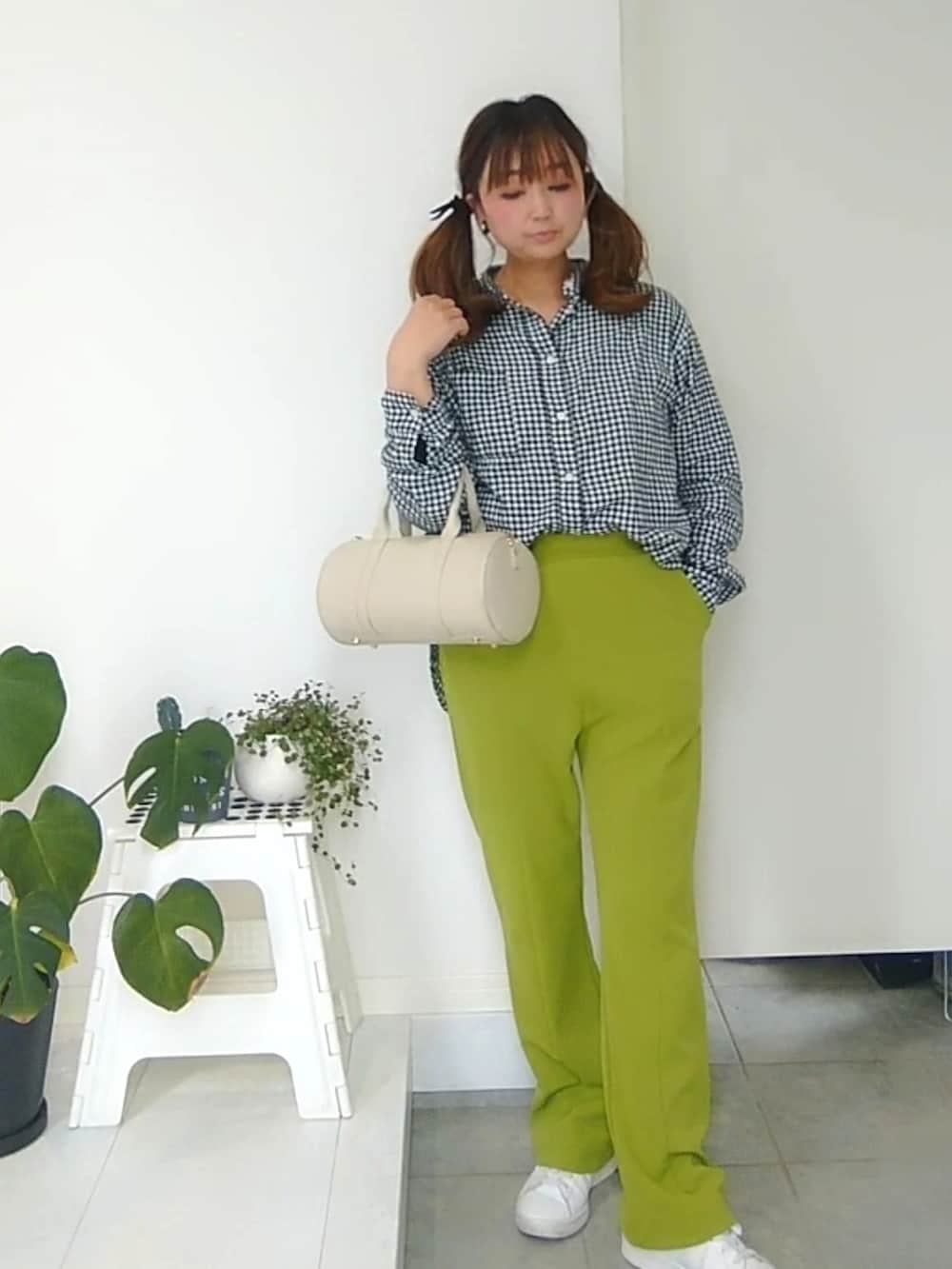 ブラック系のシャツ/ブラウス、グリーン系のその他パンツ、ホワイト系のショルダーバッグを着用したレディースの春コーディネートの2枚目の写真