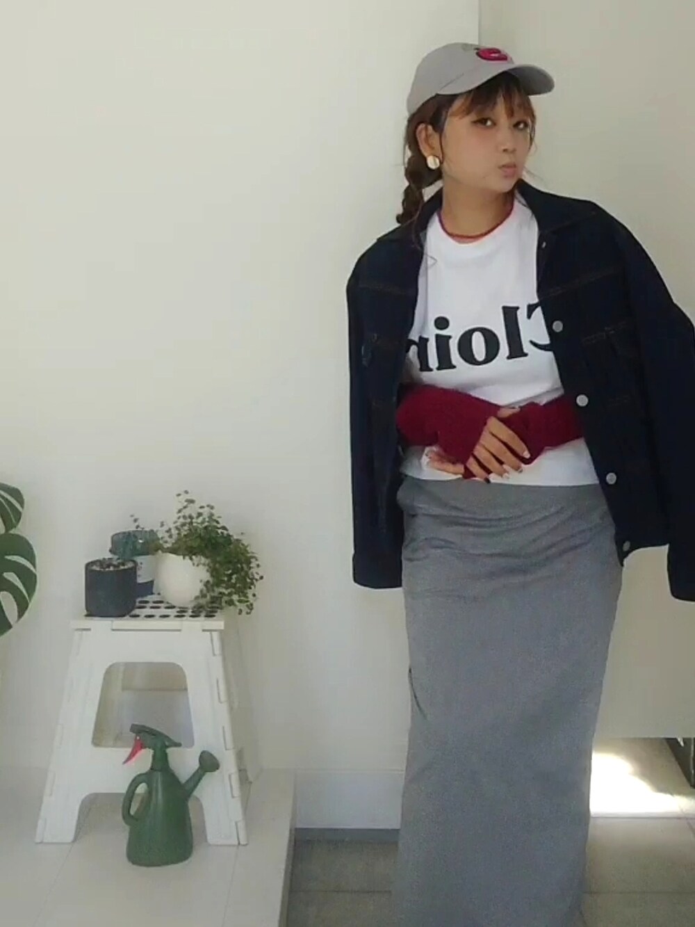 ホワイト系のTシャツ/カットソー、レッド系のスニーカーを着用したレディースの秋コーディネートの2枚目の写真