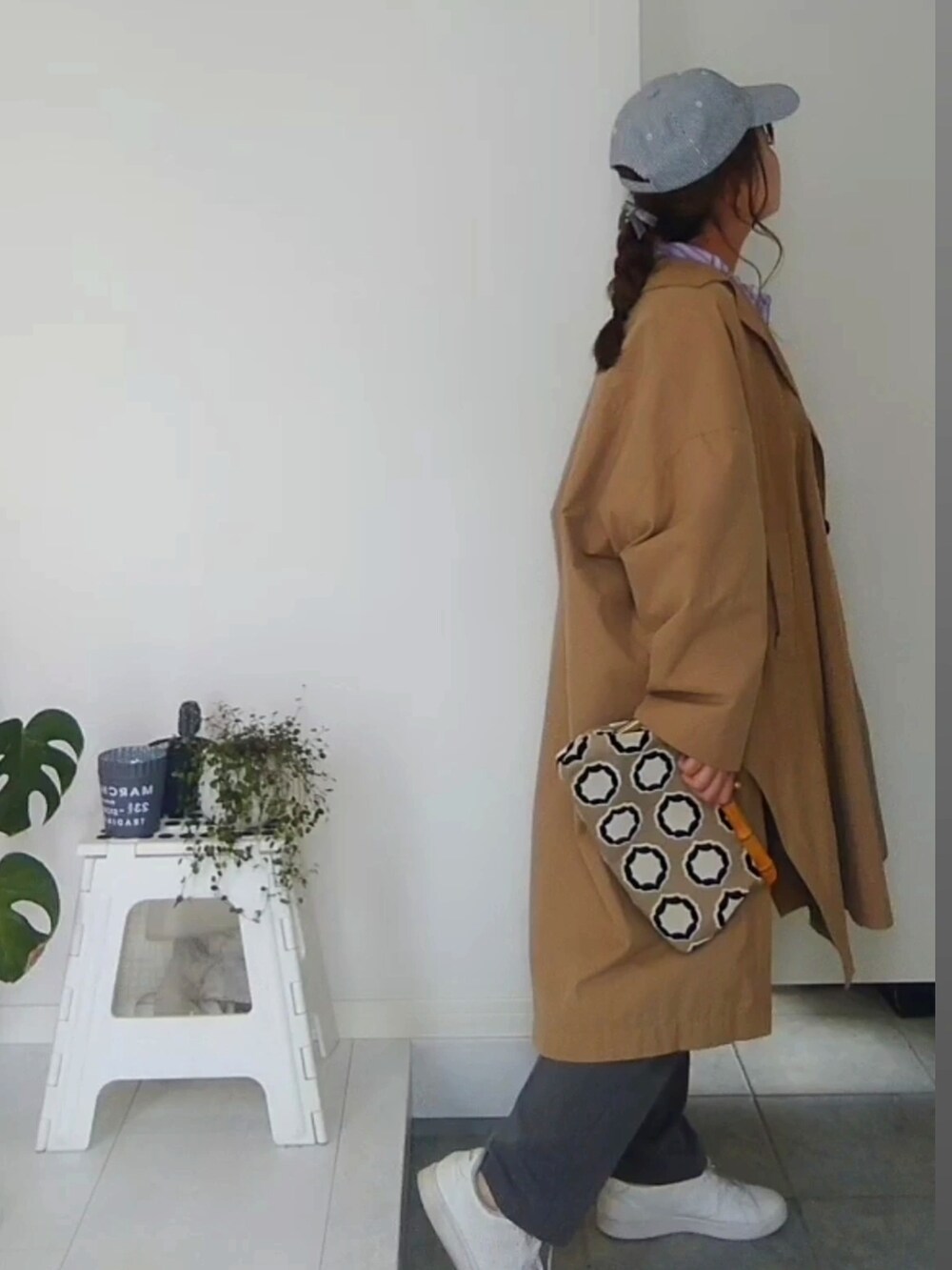 パープル系のシャツ/ブラウス、ブラック系のキャップを着用したレディースの春コーディネートの4枚目の写真