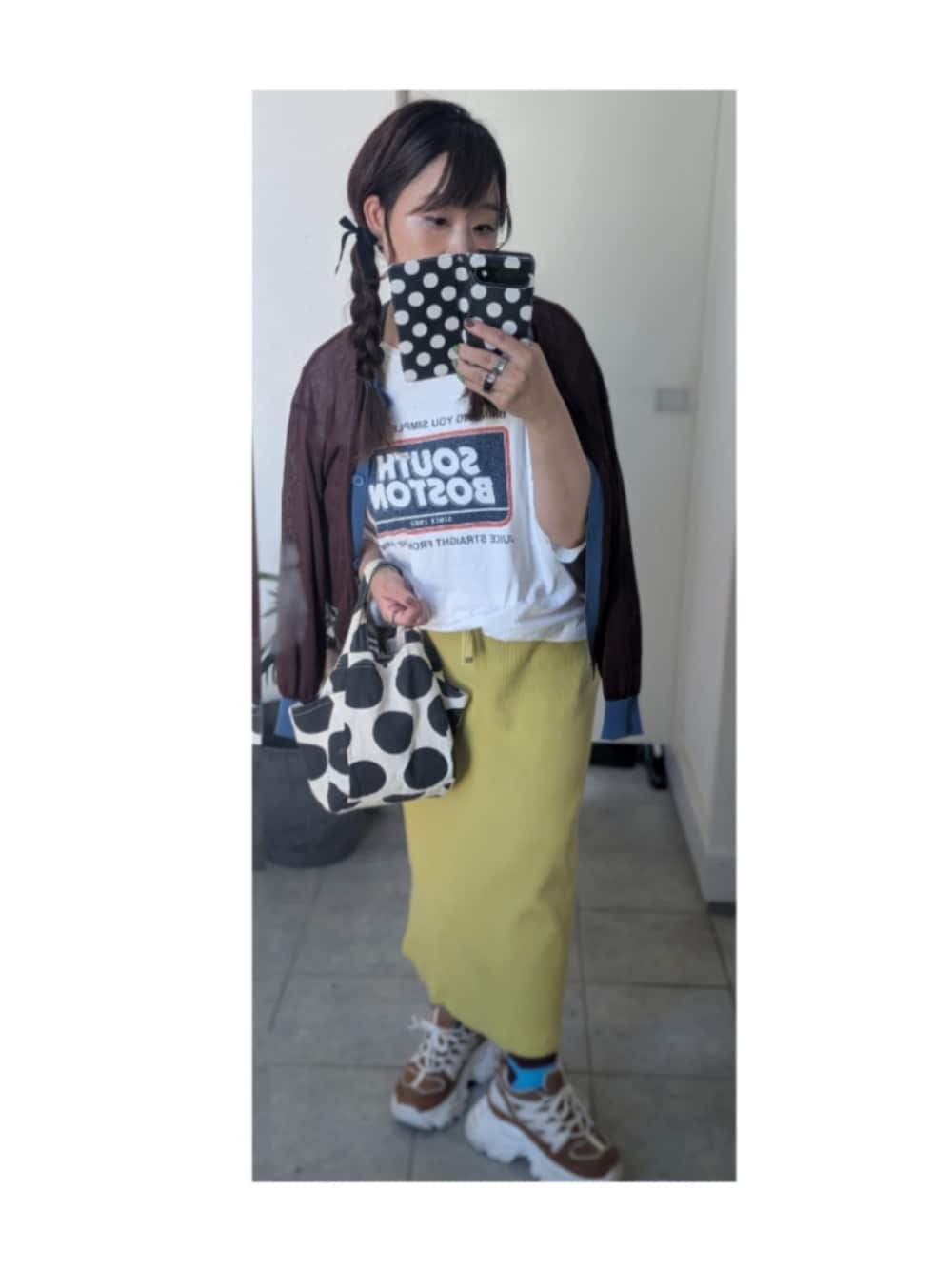 ホワイト系のTシャツ/カットソーを着用したレディースの夏コーディネートの2枚目の写真