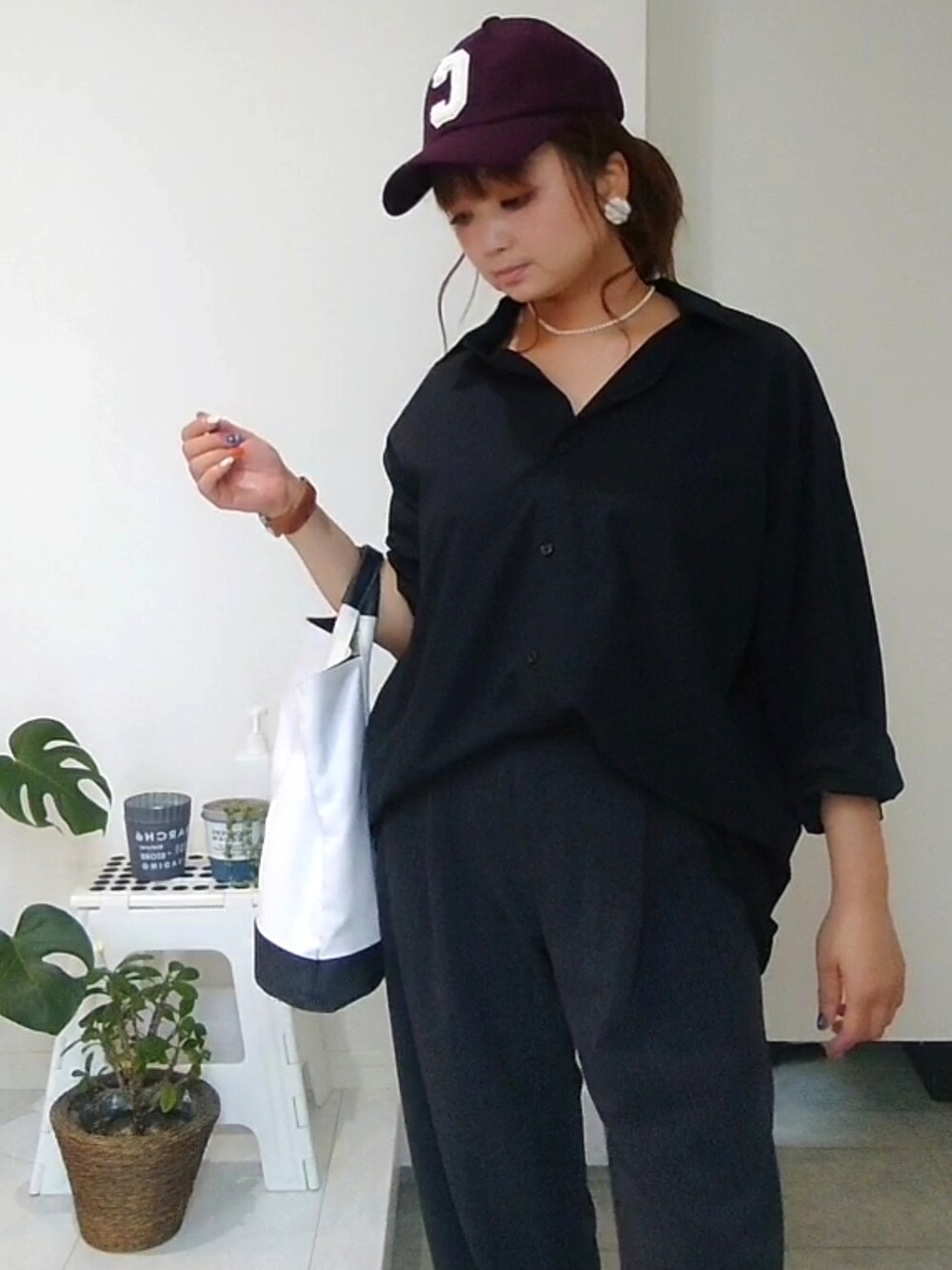 グレー系のその他パンツ、レッド系のキャップを着用したレディースの夏コーディネートの2枚目の写真