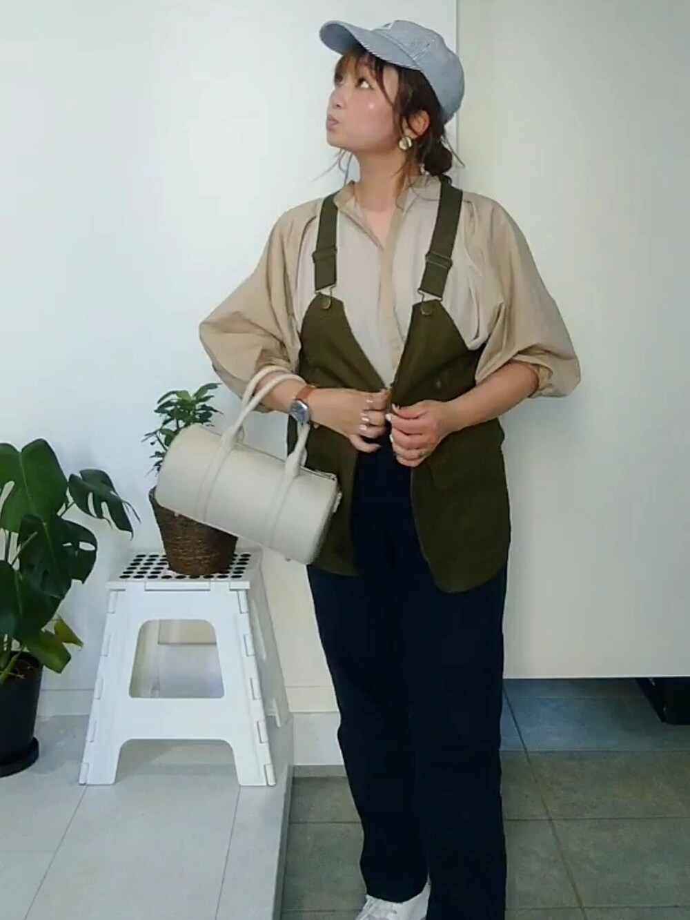 ベージュ系のシャツ/ブラウス、グリーン系のベスト、ブルー系のその他パンツを着用したレディースの秋コーディネートの2枚目の写真