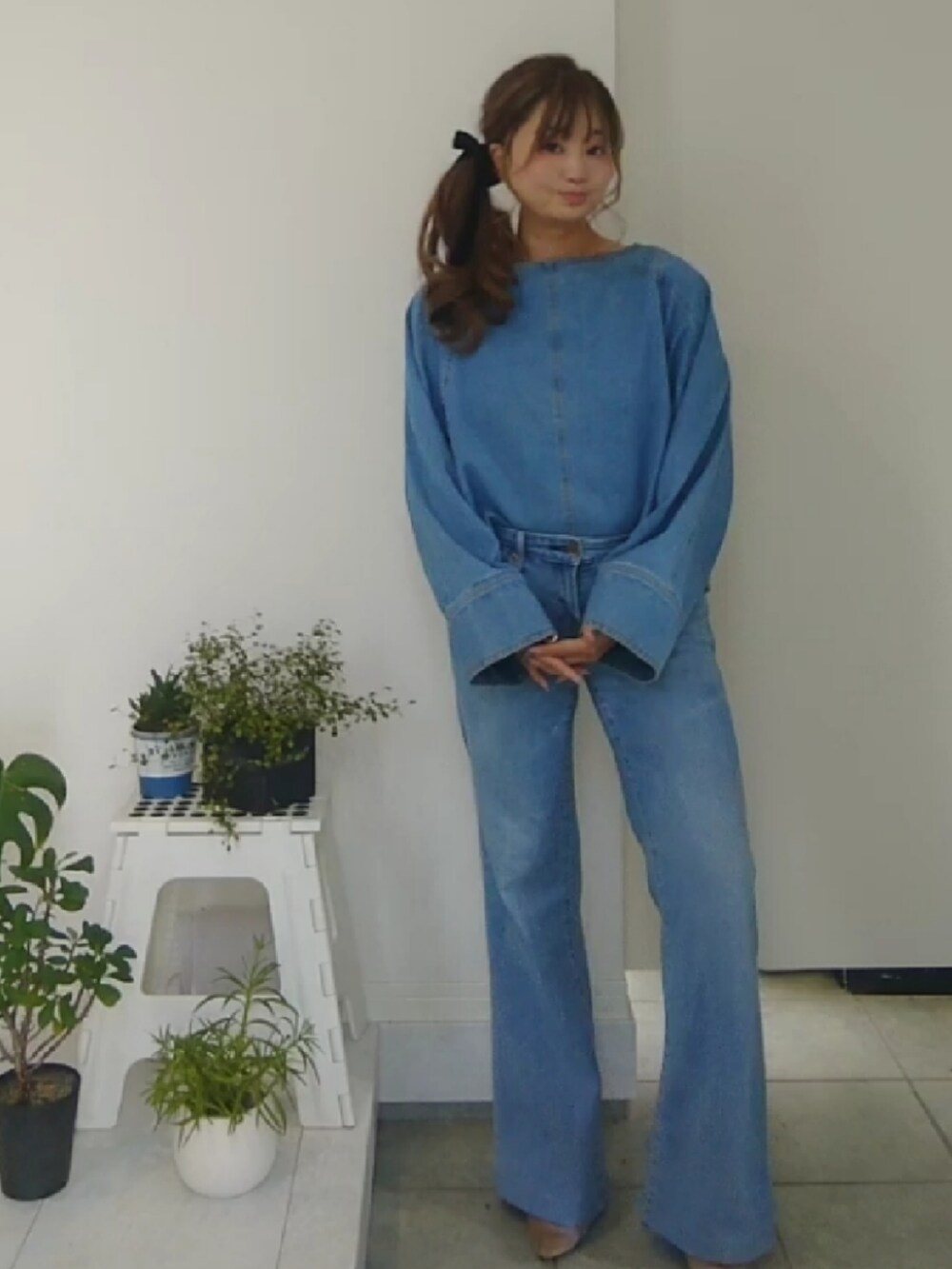 ブラウン系のカーディガン/ボレロ、ブルー系のシャツ/ブラウス、ブルー系のデニムパンツを着用したレディースの冬コーディネートの5枚目の写真